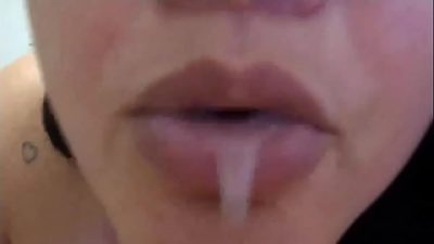 Faltei aula para ficar tomando porra do vizinho casado. Da leitinho para mim, da