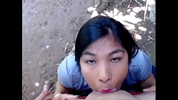mi amigo se calienta en el parque y se la chupo … se corre en mi boca … que rico semen alexachris20