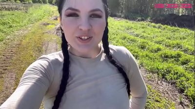 A girl sucks a stranger’s dick and fucks him in nature